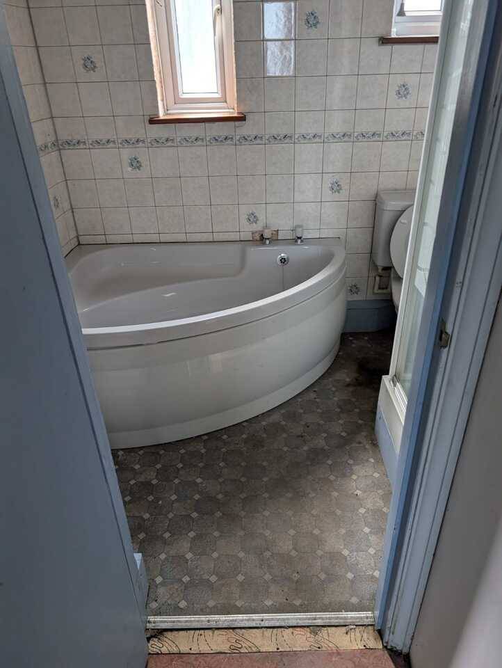 A-clear-view-of-a-bath-tub-after-rubbish-has-been-removed.jpg