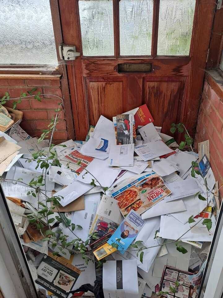 A-massive-pile-of-letters-and-leaflets-which-were-posted-through-a-door.jpg