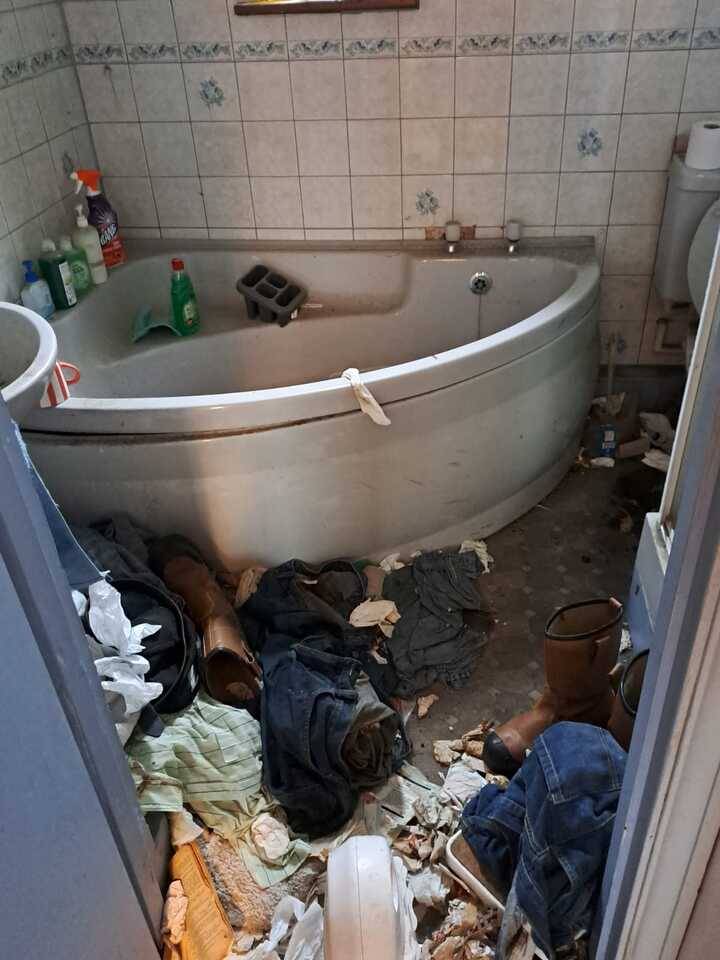 Rubbish-in-front-of-bath-tub-that-needs-to-be-removed.jpg
